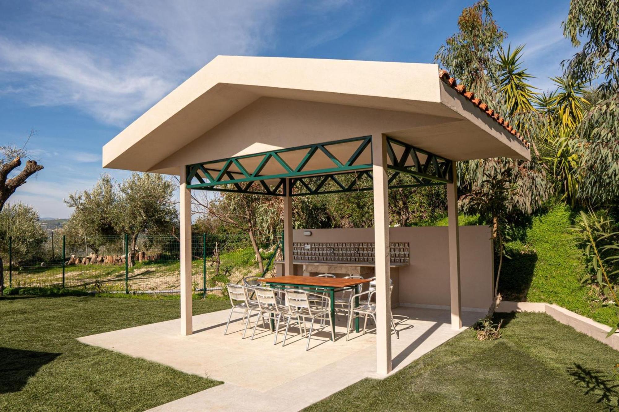 Olive Grove Maisonettes And Apts *